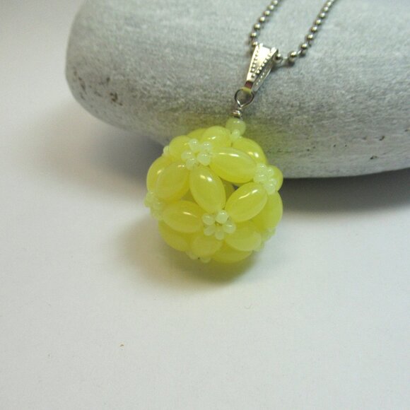 Uranium glass beaded bead - Picture 11 of 12